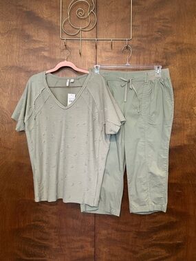 CATO Short Sleeve Knit Shirt & Cotton Drawstring Capris Set Womens M & L Green